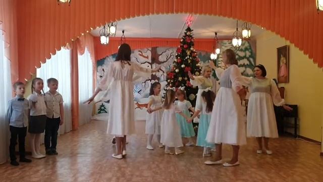 Рождественская песня и незабываемый танец в детском саду. Аж сердце замирает. Christmas Song смотреть онлайн