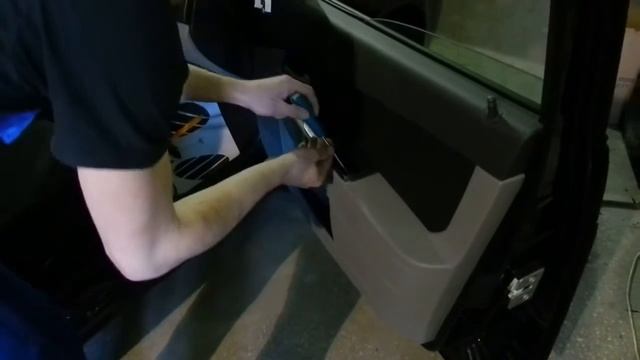Снятие обшивки двери LADA Priora смотреть онлайн