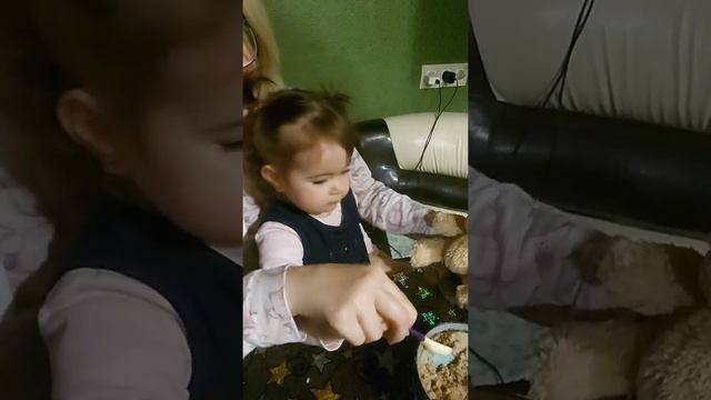 кашу надо кушать каждый день. кормим мишку.смешно. смотреть онлайн