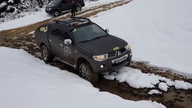 Nissan PATHFINDER vs MITSUBISHI L200 OFF ROAD @TURKEY :D :D Karda çocuklar gibi eğlendik :D :D :D смотреть онлайн