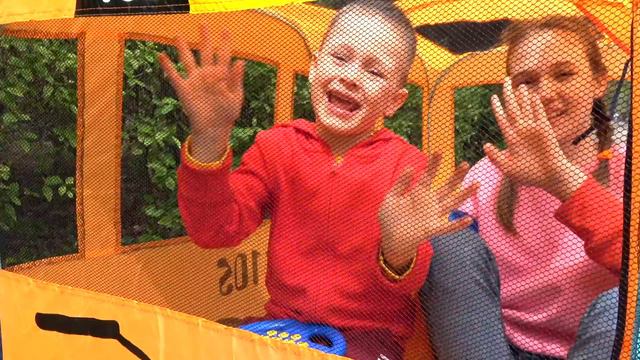 Колеса на автобусе - Детская песня. Песни для детей от Алекса и Насти Wheels On The Bus на русском