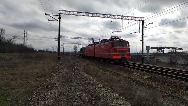 Приветливая ВЛ10 сцепленная с ЧМЭ3.Жд вокзал-Симферополь грузовой смотреть онлайн