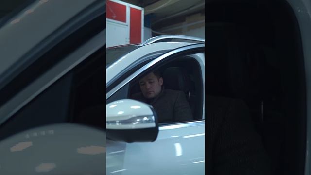 - Вот у тебя Мерседес за 13 млн, у меня Солярис 600 тысяч стоит, а двери то у нас закрываются....