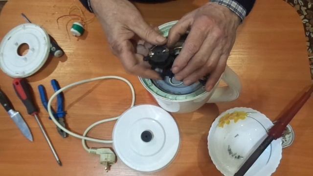 Электроприборы - Не включается электрочайник. Что делать? Это сможет сделать любой новичок. смотреть онлайн