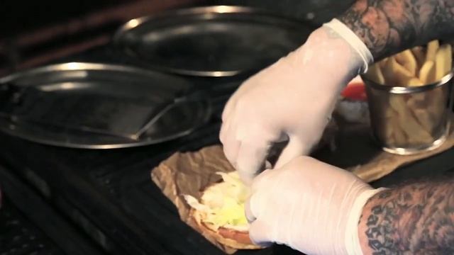 Бургер с сыром Фета, повар ресторана Meatless Андрей Заварницин.