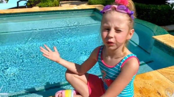 Настя и папа собираются плавать в бассейне