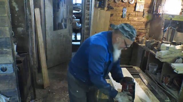 Вырезаю круг из массива сосны для украшения гаражной двери, которую делаю из шпунтованной доски. смотреть онлайн