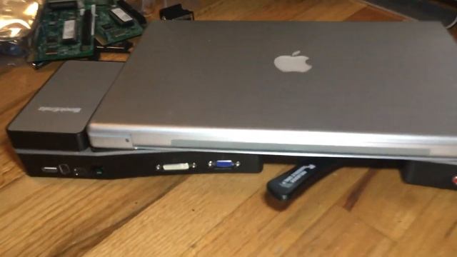 (Mac Oddware) BookEndz MacBook Pro Docking Station
