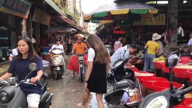 Рынок в Китае. Азиатская еда, чай, черная курица, грязь и жестокость... Едят ли китайцы собак? смотреть онлайн