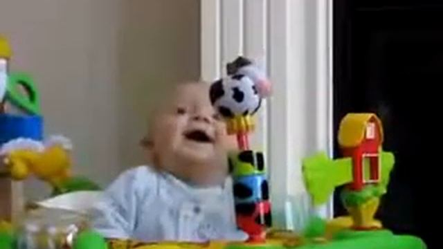 Малыш смотрит как его мама сморкается смотреть онлайн