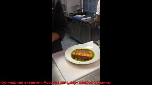 Карпаччо из трио свеклы су-вид под ореховым соусом со свекольным мороженым. смотреть онлайн