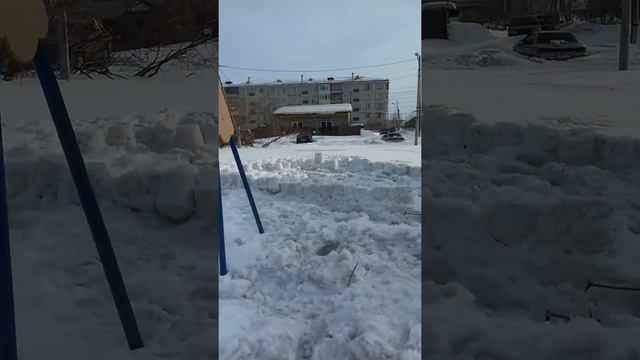 Зима закончилась. Мы лепим снеговика смотреть онлайн