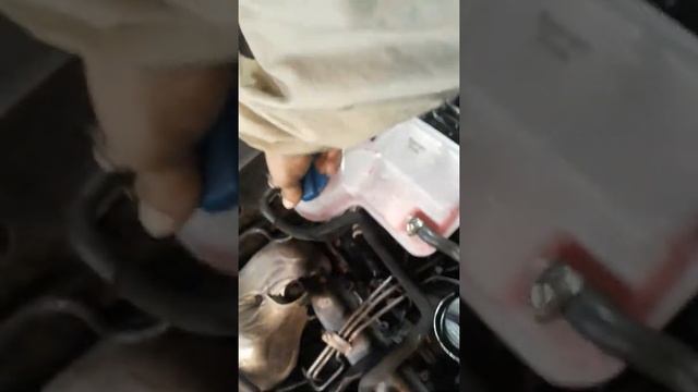 Audi A6 2.5 TDI дв. AYM Выбрасывает антифриз из расширительного бачка смотреть онлайн