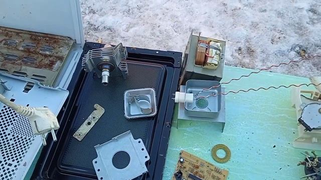 Микроволновку в металлолом. Есть ли МЕДЬ? смотреть онлайн