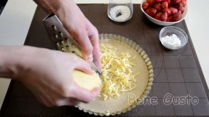 Тертый пирог с клубникой | Хрустящий песочный пирог с ягодами – рецепт Bene Gusto