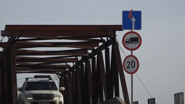 В посёлке Мегет закрыли проезд по виадуку смотреть онлайн