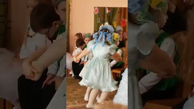 Танцульки моей сеструльки.капелька и тучка:) смотреть онлайн