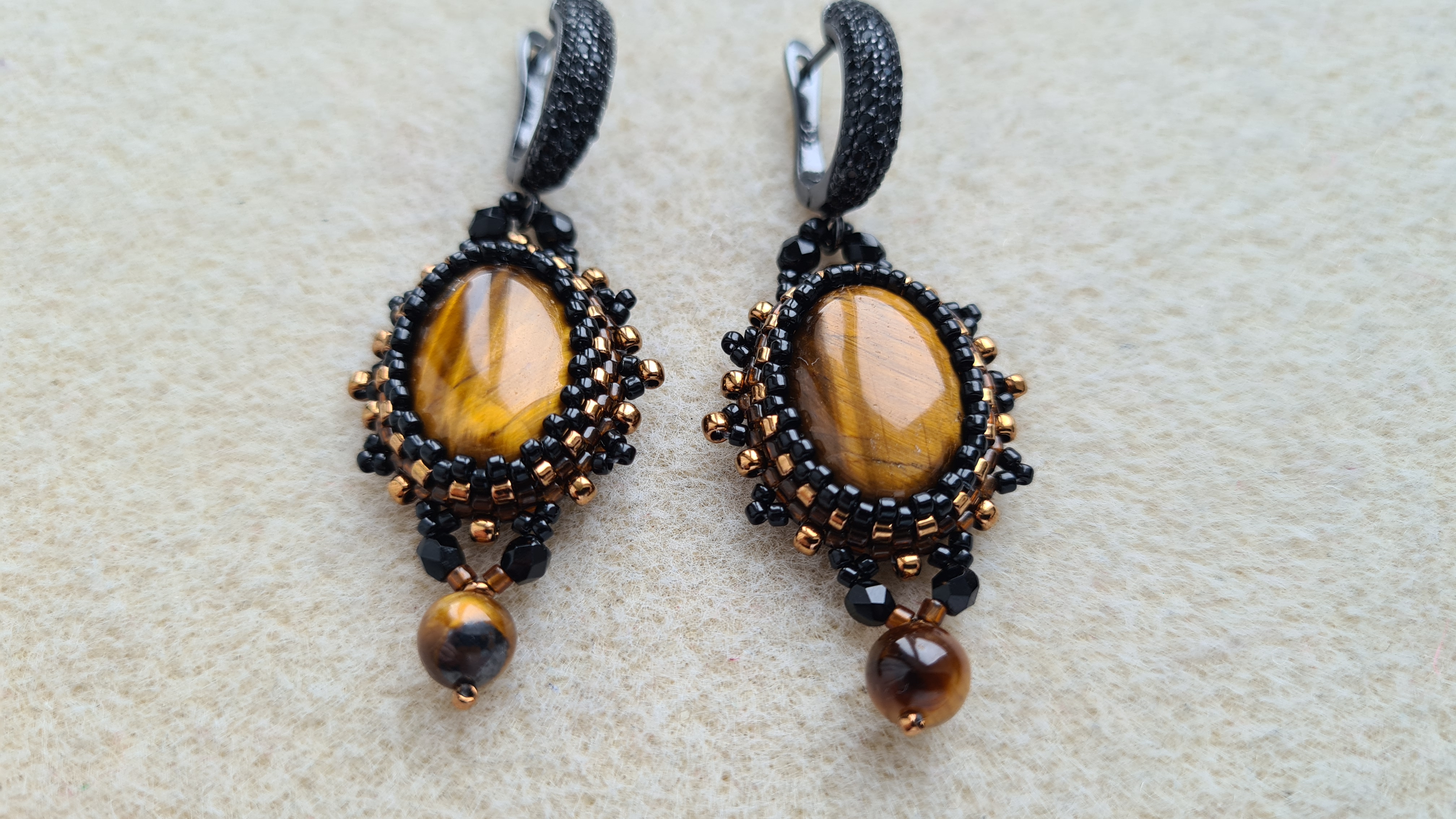 Как сплести серьги из овальных кабошонов и бисера. смотреть онлайн