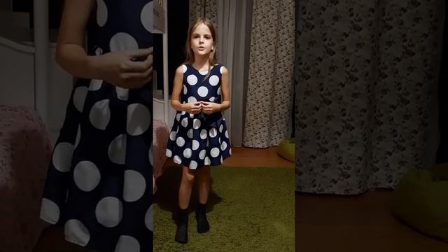 Лиза готовит домашнее задание , а Ксюша активно помогает смотреть онлайн