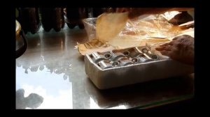 Упаковываю   фарфоровый  сервиз  для  отправки  почтой  .