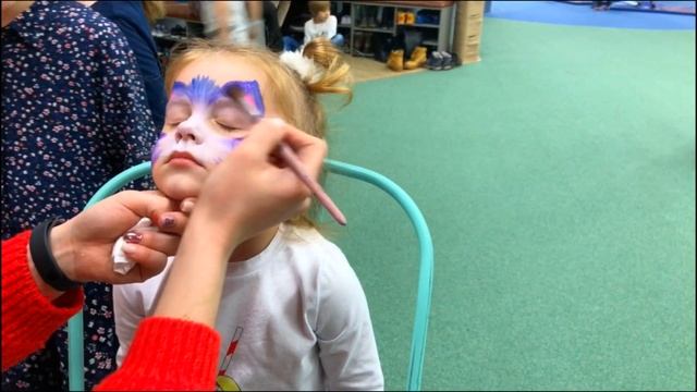 Делаем Алисе макияж АКВАГРИМ для ДЕТЕЙ. ШОК ! ОНА ЗАСНУЛА!Do Alice makeup face painting смотреть онлайн