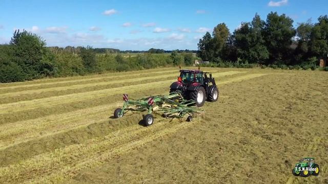 Gras oogst met Renault en Valtra. Melkveeb. Kazemier Froombosch. смотреть онлайн
