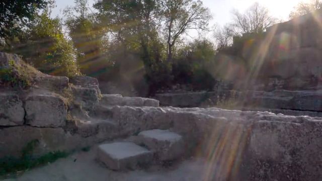 Чуфут-Кале – один из многочисленных пещерных городов Крыма. смотреть онлайн