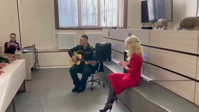 Мизулина с российскими курсантами поет песню Украинской группы Бумбокс»Вахтерам» смотреть онлайн