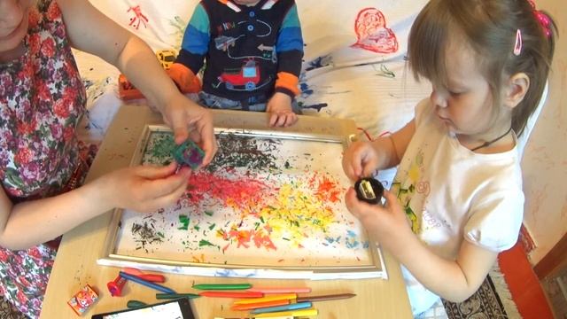 Развиваем творческие способности детей.Рисуем стружкой от восковых карандашей