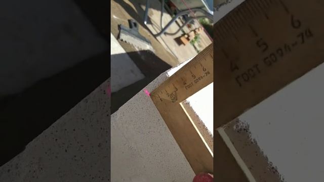 Выкладываем первый ряд газобетонных блоков.