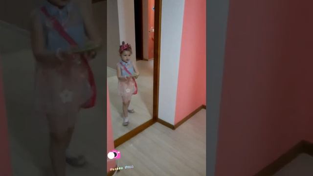 Клеим детские яркие наклейки на холодильник и шкафчик... смотреть онлайн