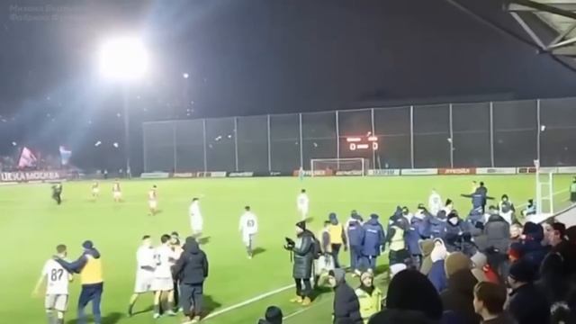 Фанаты напали на игроков. Замес в дерби смотреть онлайн