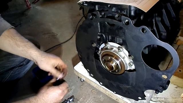 РЕМОНТ ДВС 97   Устанавливаем кожух коробкипередач двигателя  Джили МК  копия  двгателя TOYOT A4 FE