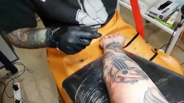 Сергей Рогалёв и процесс создания татуировки смотреть онлайн