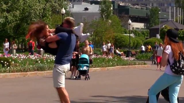 Edward bil БРОСИЛ ДЕВУШКУ В РЕКУ НОВЫЙ ПРАНК смотреть онлайн