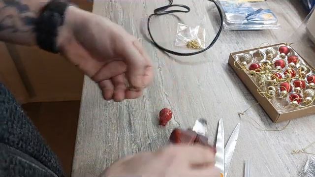 Tee se itse jouluiset korvakorut. Joulupallot ja kulkuset. смотреть онлайн