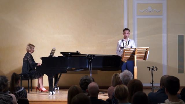 Ф.Декрюк - Соната 2 часть (исп. Артемий Богачёв) смотреть онлайн