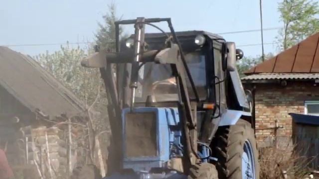 Tractor MTZ-82, plowing the garden /// Трактор МТЗ-82, вспашка огорода смотреть онлайн