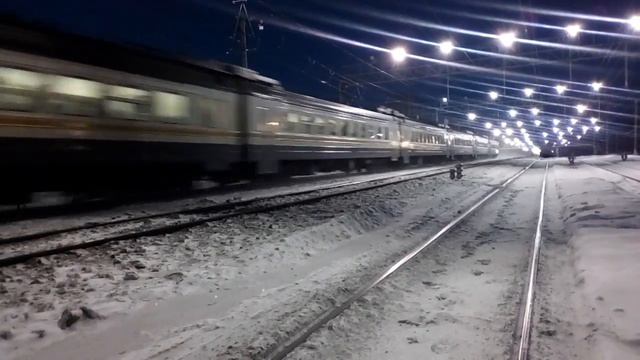 Зимний закат) Электропоезд ЭД4М-0447 ЦППК станция Ворсино 20.01.2017 смотреть онлайн