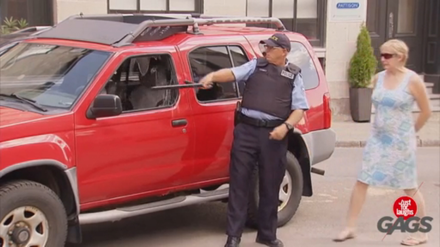Crazy Cop Smashes Car Window
