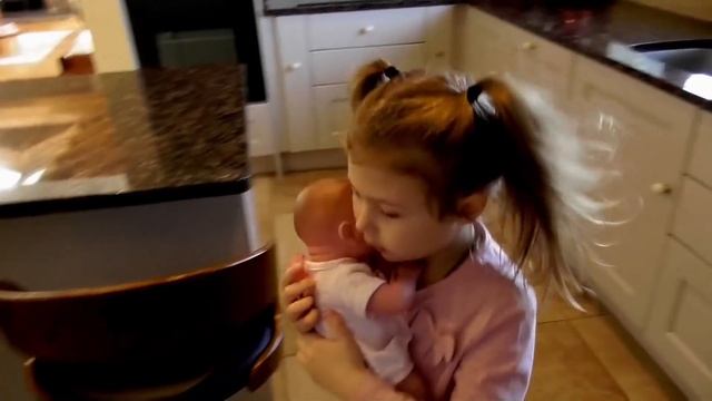 Аист принес плачущего ребенка Распаковка коляски для куклы смотреть онлайн