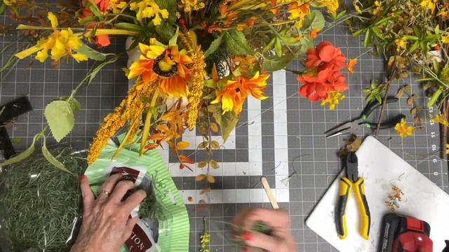 Easy Fall Pumpkin Floral Arrangement смотреть онлайн