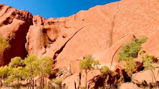 Жизнь и путешествия в Австралии/Большой Завтрак в отеле/Улуру-обзор аборигенских пещер/День 9 смотреть онлайн