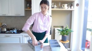 Подготовка алюминиевой формы для выпечки хлеба на закваске. Вкусный домашний хлеб.