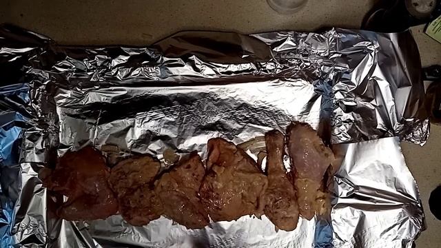 КУРИНЫЕ НОЖКИ в маринаде с маринованным картофелем и салат. смотреть онлайн