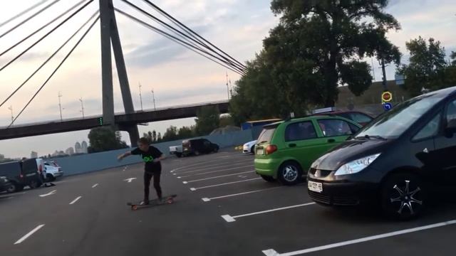 Car gets over longboard / Машина переезжает лонгборд смотреть онлайн