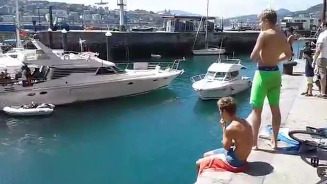 Испания.Сан-Себастьян.Дети зарабатывают на мороженко) смотреть онлайн