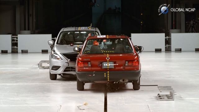 Car to Car Crash Test - Nissan Tsuru Vs Nissan Versa смотреть онлайн