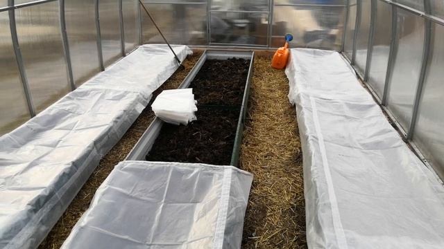 Тепличное хозяйство. Сухо как в пустыне, лью воду на грядки в новой теплице. Плёнка на грядках. смотреть онлайн