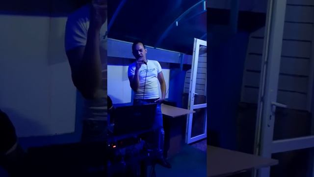 Очень красиво поет - Я куплю тебе дом. А белый лебедь на пруду смотреть онлайн